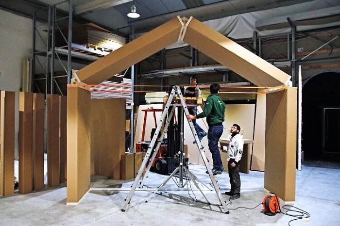 Catania, la casa di cartone ondulato trova spazio pure sul blog di Grillo