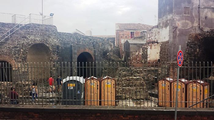 Catania, &laquo;latrine di epoca romana? No, bagni chimici al Teatro antico&raquo;