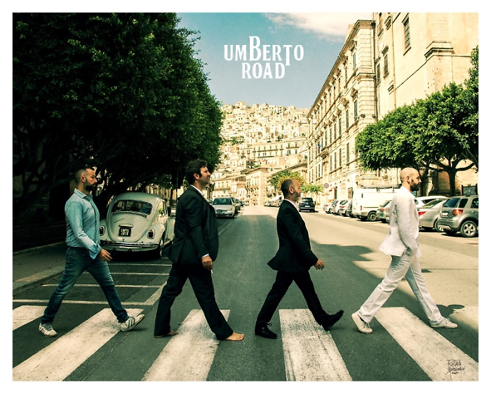 Modica e il corso come Abbey Road in uno scatto da leggenda Beatles...