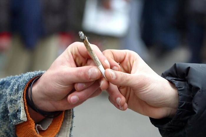 Catania, teenager beccati al borghetto Europa a fumare spinelli