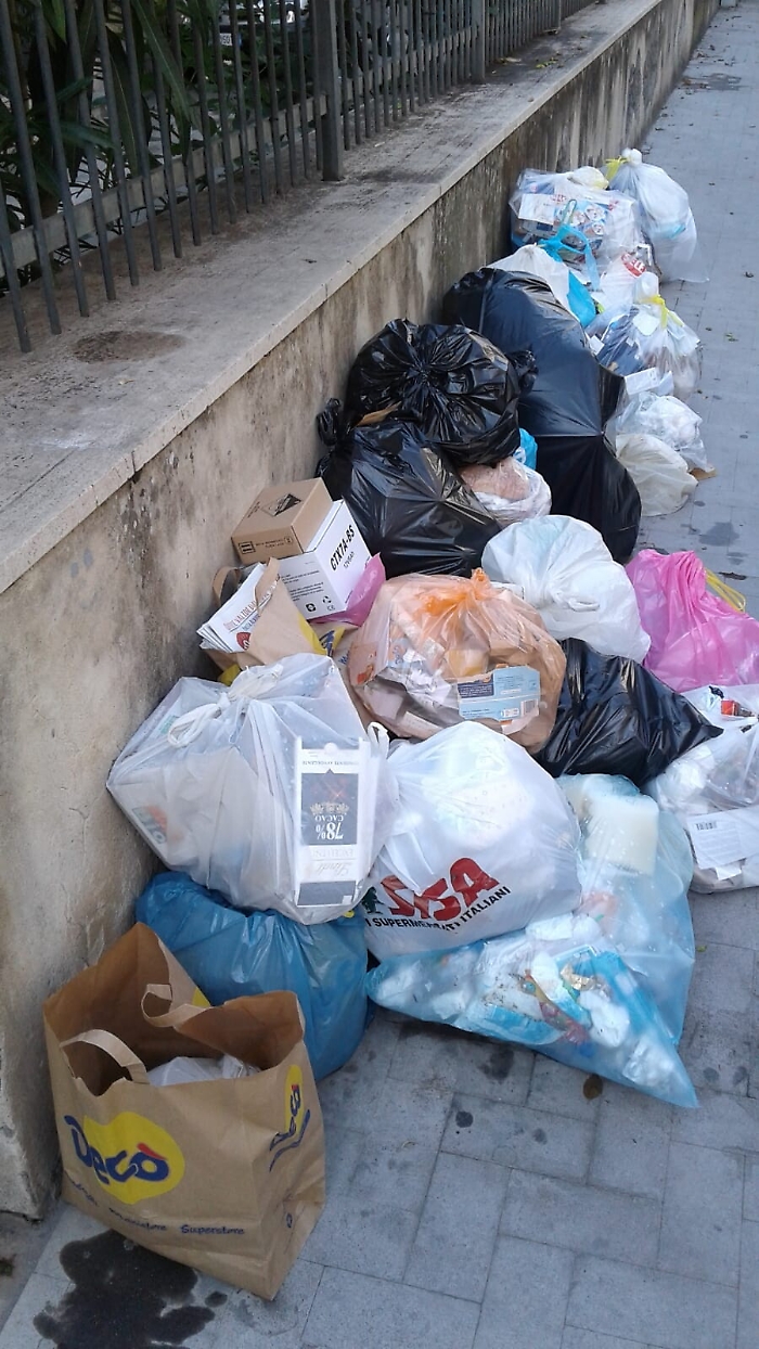 Catania, Via Quieta: si paga la TARI ma i disservizi rimangono