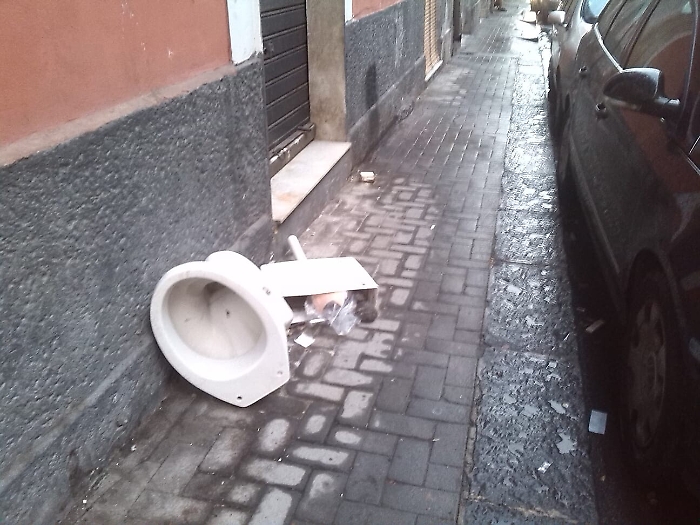 Catania: water abbandonato in Via Dalmazia