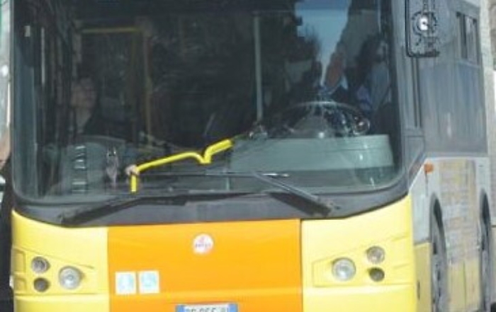 Sul bus senza biglietto, aggredisce controllore che la stava multando