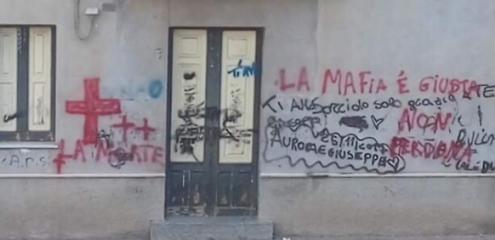 &laquo;La mafia &egrave; giusta, non perdona&raquo;:scritta shock "scuote" Adrano