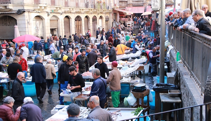 Ponte dell'Immacolata con mercati storici e rionali aperti a Catania