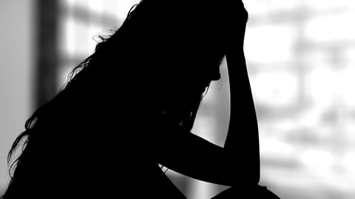 Donna afflitta, immagine generica