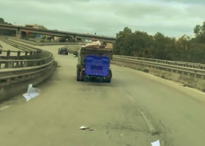 Carta e cartone dispersi da un automezzo impegnato nella differenziata. Le scuse della Sea