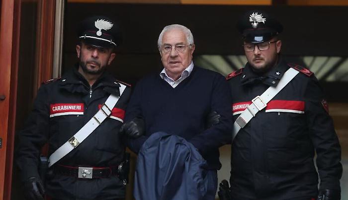 L'erede di Tot&ograve; Riina e la sua ossessione per i cellulari: &laquo;Quando sei con me lo devi buttare&raquo;