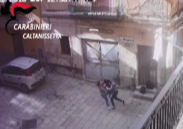 Gela e l'amore conteso da 2 ragazze, una &egrave; in carcere e l'altra in ospedale