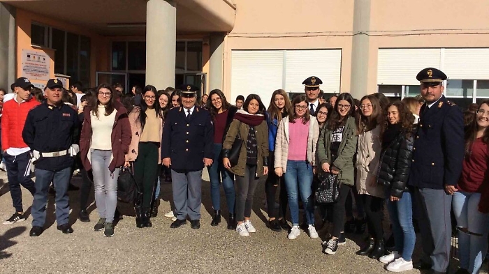 Sciacca, la Polizia di Stato tra gli studenti del liceo Fermi