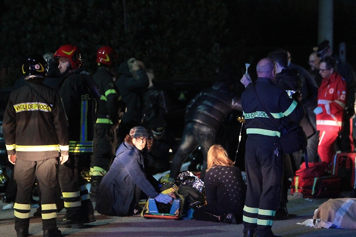 Lo spray, la fuga, il crollo della balaustra: cronaca di una tragedia