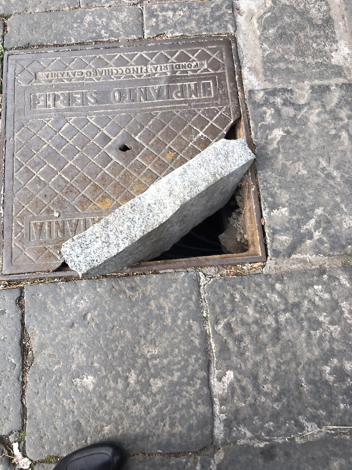 Catania: tombino pericoloso nei pressi dell'INPS
