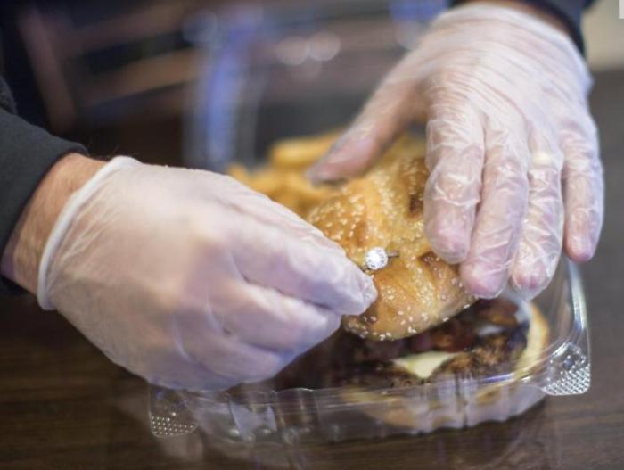 Nel piatto l'hamburger 2.0: com'&egrave; fatta e quanto costa la carne sintetica