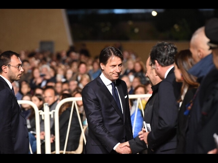 Conte "timbra" francobollo Padre Pio