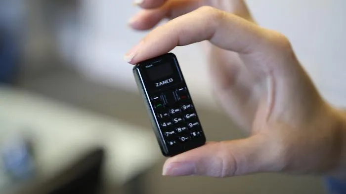 Ingoia quattro mini cellulari per portarli con s&eacute; in cella