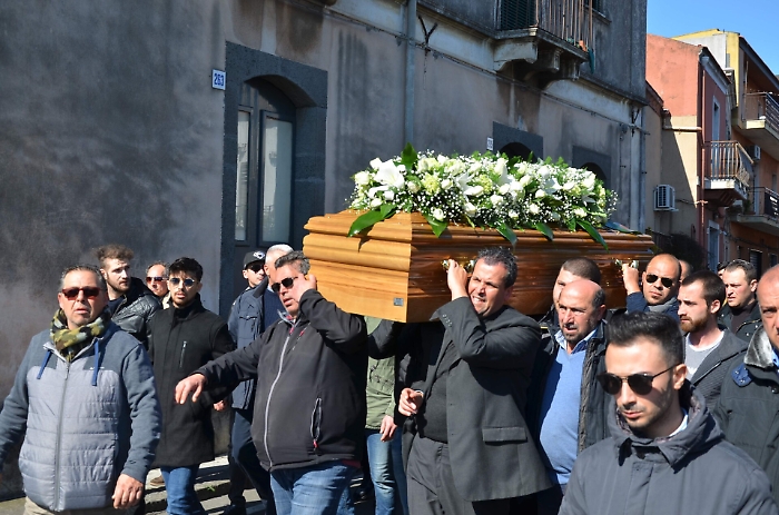 Acireale, palloncini bianchi e applausi per l'addio a Margherita e Lorenzo