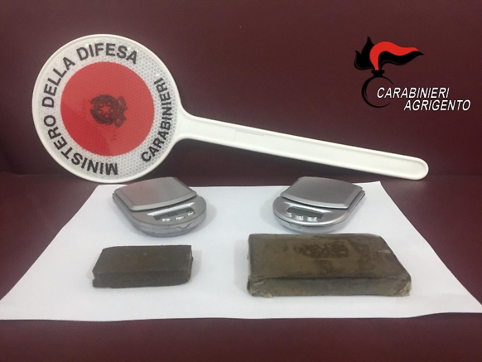 Sorpreso ad un posto di blocco con oltre un etto di Hashish: arrestato 