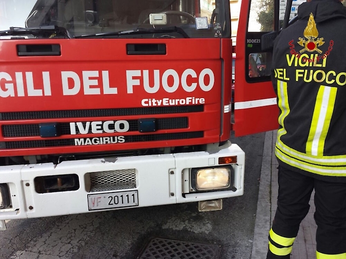 Gela, raid vandalico e poi fiamme devastano l'auditorium provinciale