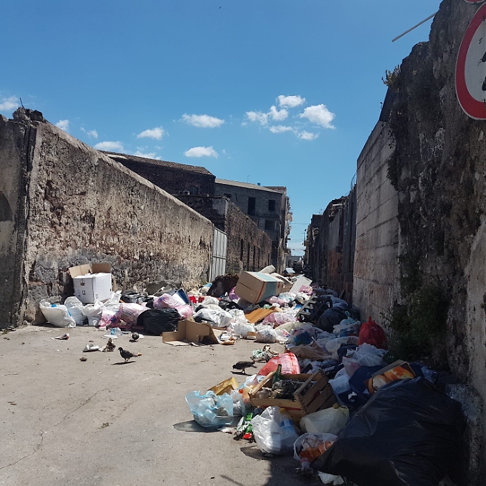 Catania,  San Cristoforo: strada chiusa a causa dell'eccessiva immondizia 