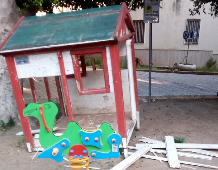 Licata: distrutti i giochi dei bambini all'interno della villa comunale