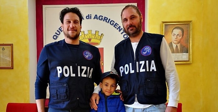 Agrigento: poliziotti recuperano bambino che si era perduto