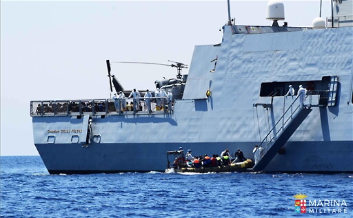 Nave della Marina soccorre migranti e Salvini s'infuria: &laquo;No vi apro i porti&raquo;