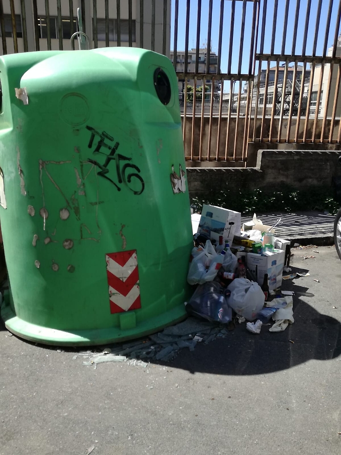 Catania: campana per il vetro "tristemente" abbandonata dalla Dusty