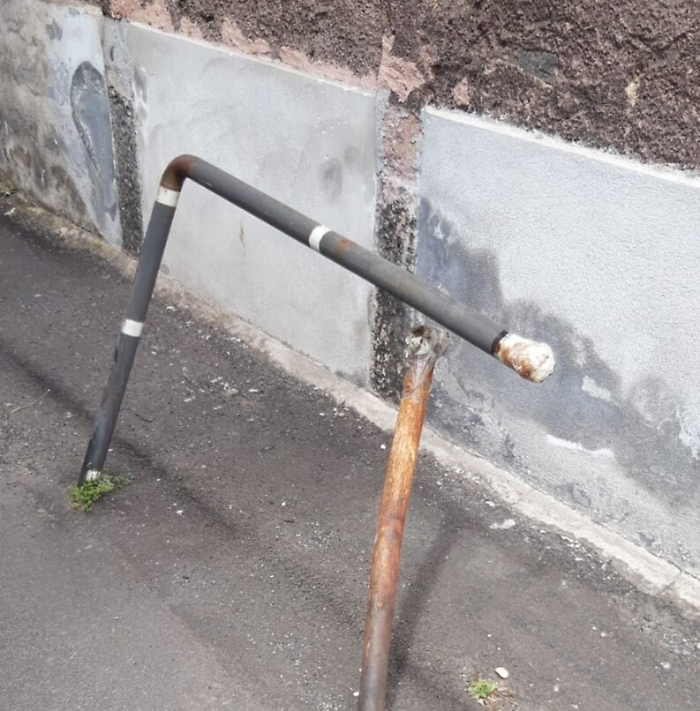 Trecastagni (CT): ostacolo pericoloso.