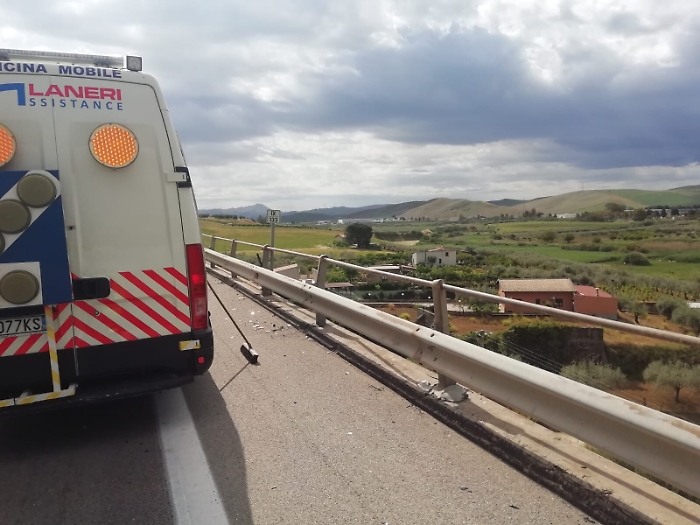 Dramma sulla A19, auto precipita da cavalcavia e finisce in acqua:morto un 28enne, grave un 24enne