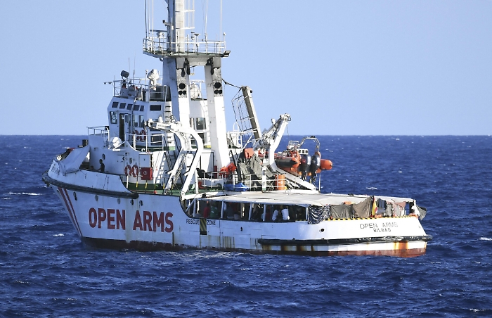 Migrante si tuffa dalla Open Arms per raggiungere costa: recuperato