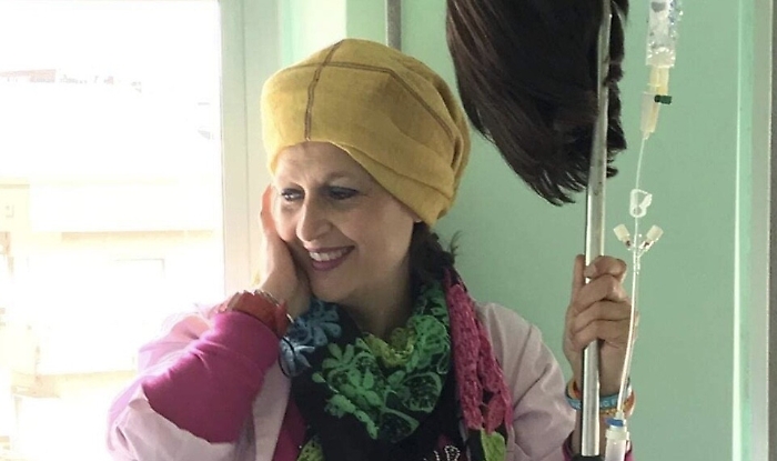 Gela, Aurora ed i suoi foulard che abbelliscono le donne in ospedale