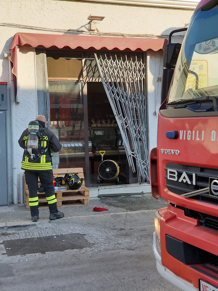 Scoglitti ( RG ) : Incendio in un panificio di via Napacoli .