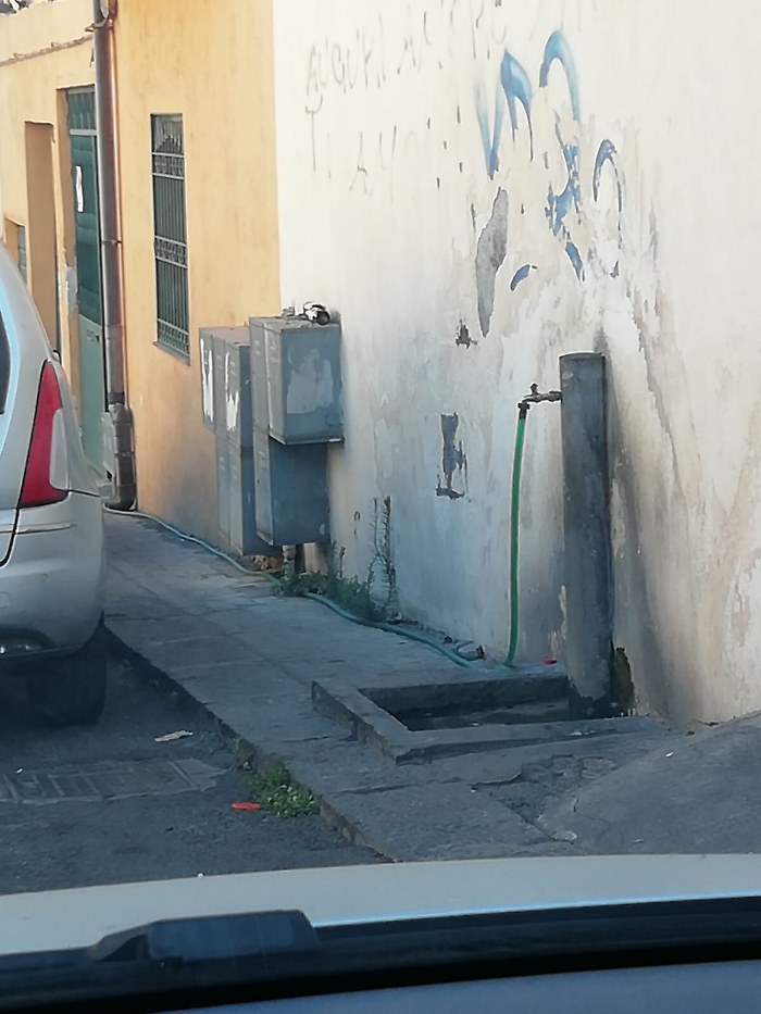 Catania, in Via XXXI si preleva indebitamente acqua da una fontana pubblica