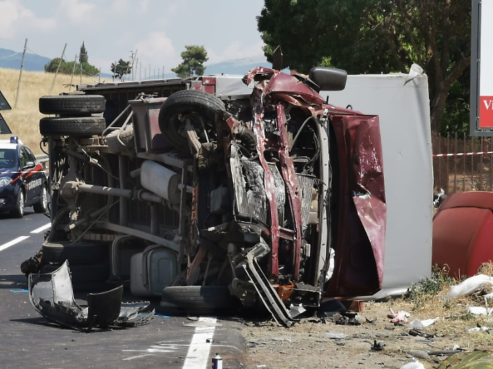 Ambulanza si ribalta con paziente a bordo che resta ferita insieme all'autista