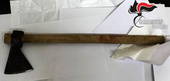 Aci Catena, ambulante aggredito a colpi d'ascia dopo una lite