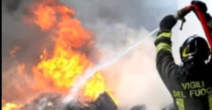 Caltanissetta, in fiamme materiale plastico: lambito un impianto fotovoltaico