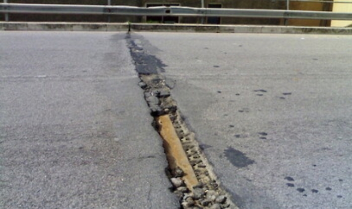 Giunto malandato sulla strada degli scrittori: danni alle auto