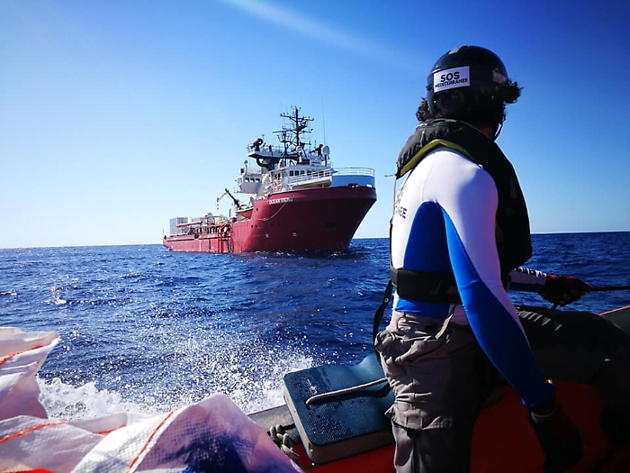 La Ocean Viking vaga nel Canale di Sicilia con 82 migranti: nessuna risposta da Malta e Italia