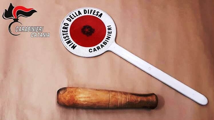 Si barrica in casa e minaccia la madre con un manganello: in carcere e poi rilasciato