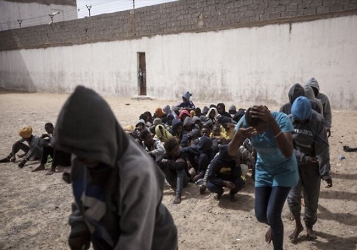 L'Unhcr evacua 98 rifugiati dai campi di detenzione della Libia in Italia