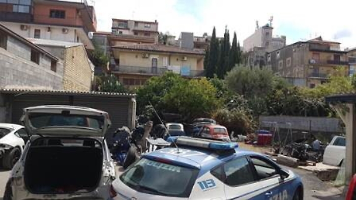 Reati ambientali e lavoratori in nero in un autocarrozzeria a Librino