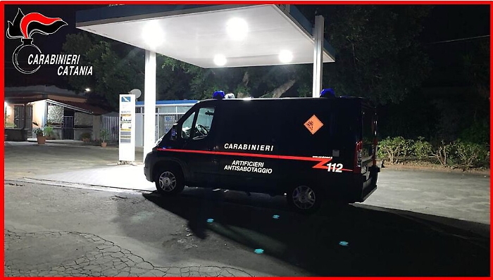 Patern&ograve;, mette una residuato bellico  sulla pompa di benzina: &laquo;Tra poco scoppia&raquo;