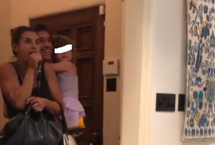 Festa a sorpresa per Elisabetta Canalis, ma a lei prende un "coccolone"