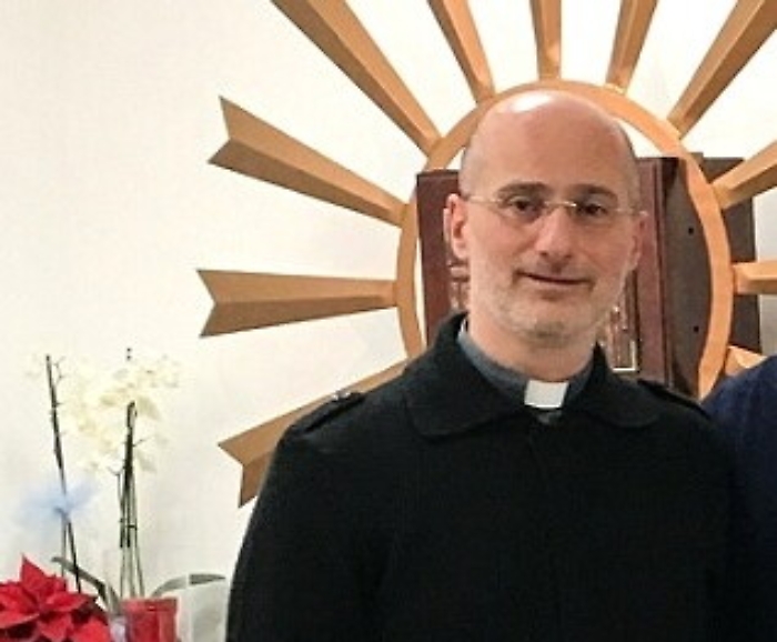 Calci e pugni dal branco a sacerdote e a suo fratello: prete racconta tutto su Fb