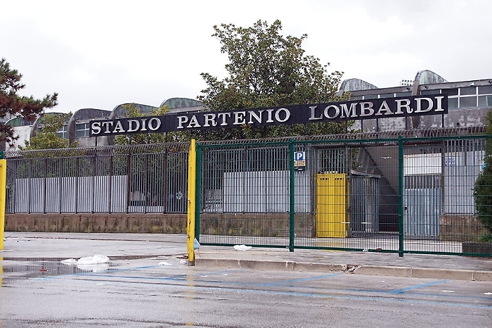 Serie D, botte da orbi negli spogliatoi dopo S. Tommaso-Messina: allenatore ferito