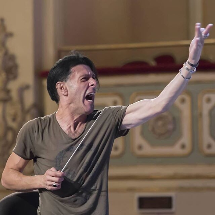 Ezio Bosso, l'annuncio sconvolgente: &laquo;Non posso pi&ugrave; farlo&raquo;