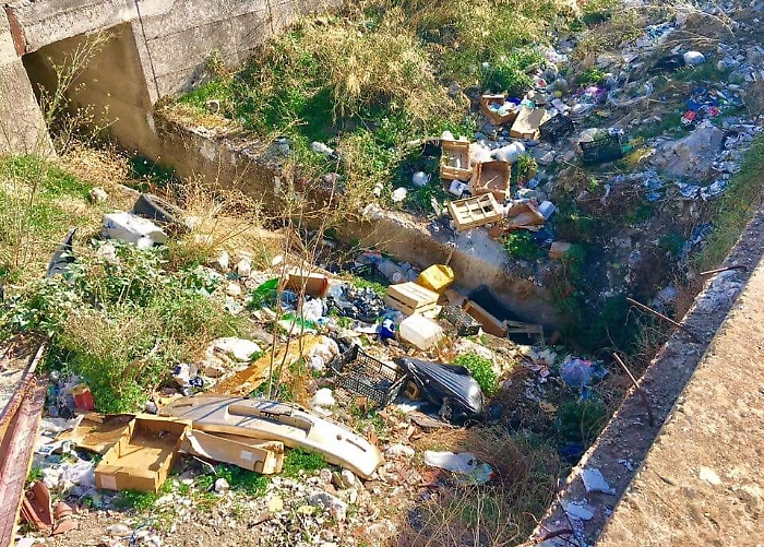 Comitini, sporcaccioni in azione alla stazione