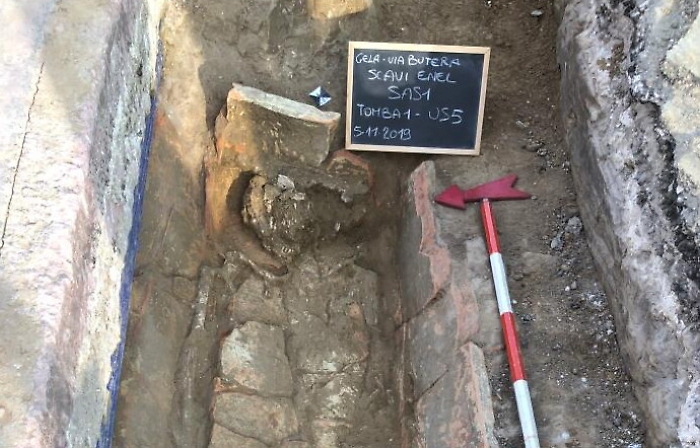 Gela, durante gli scavi dell'Enel dal sottosuolo spunta un sarcofago con l'Obolo di Caronte