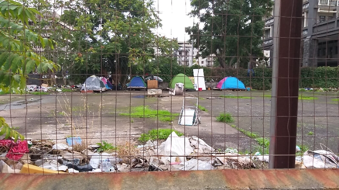 Catania, Piazza della Repubblica: senzatetto accampati in tende