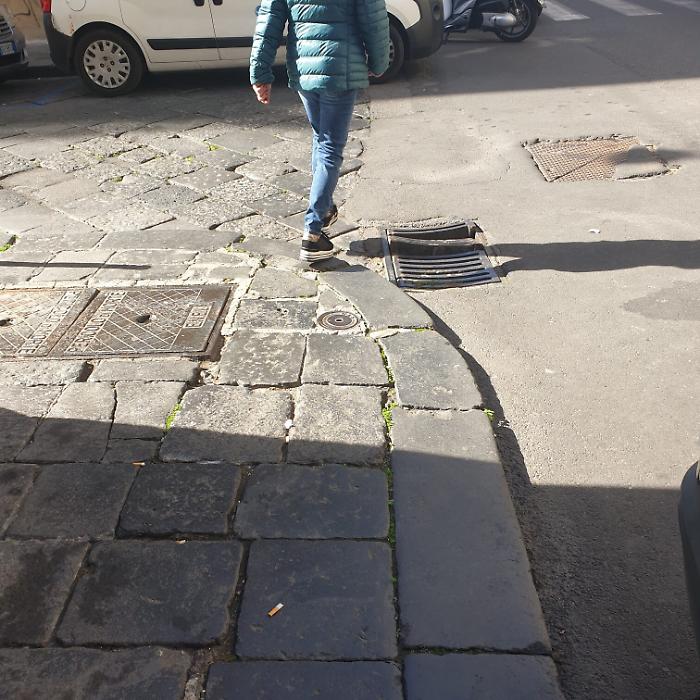 Catania: caditoia pericolosa.